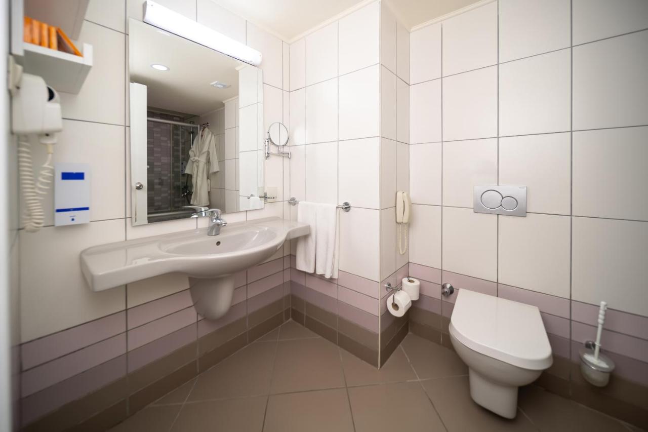 Standard Twin Room Swimming Pool Access,1381050662:JPEG