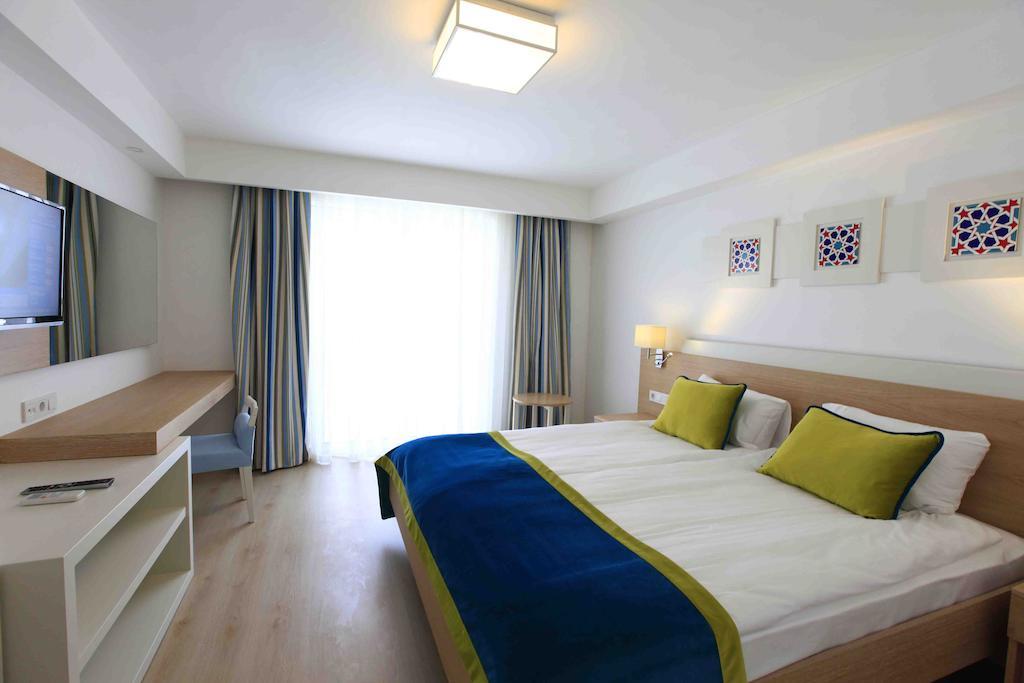 Standart Oda - Balkonlu, Kısmi Deniz Manzaralı