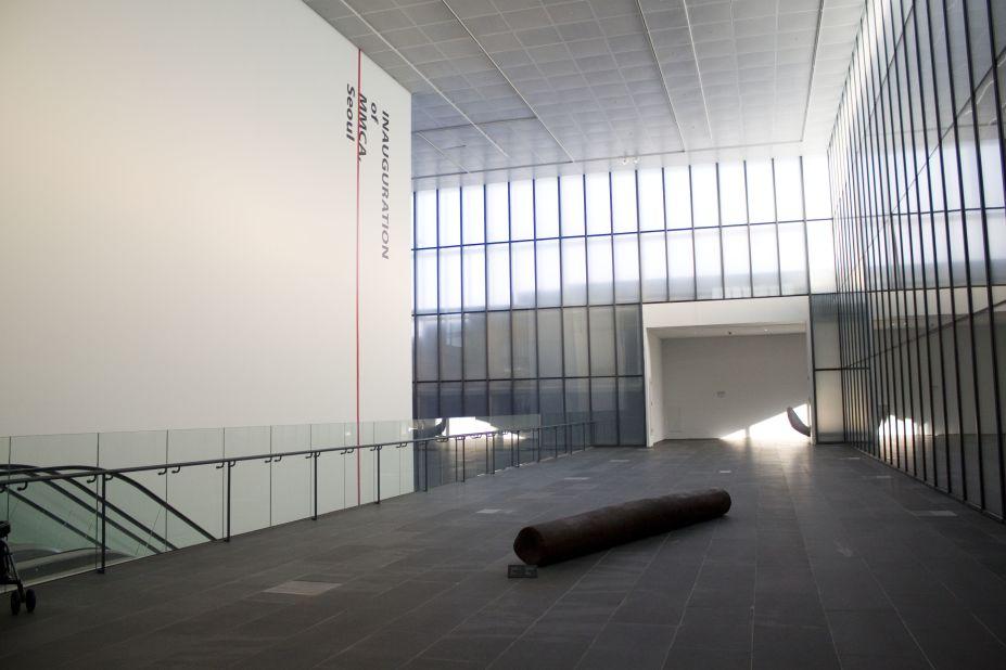 A wall of windows keeps the first floor of Seoul's MMCA brightly lit. This section of the museum currently features Choi In Su's 